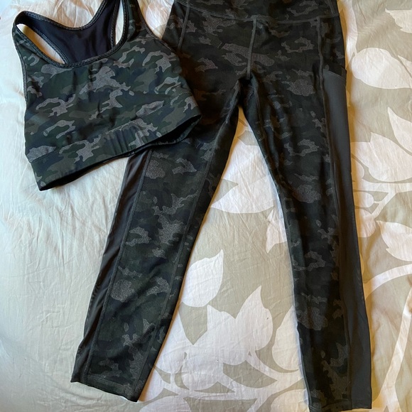 Fabletics Mila Camo Pocket Capri size small - Picture 6 of 6